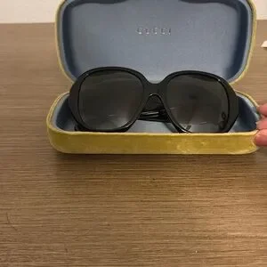 Gucci | Accessories | Gucci Black Oversized Sunglasses  display picture 2